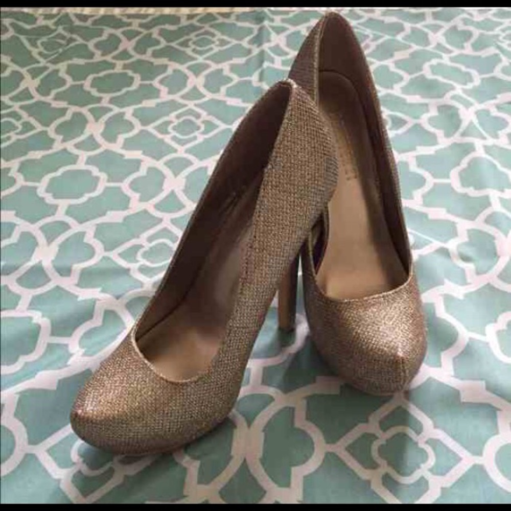 Gold sparkly pumps